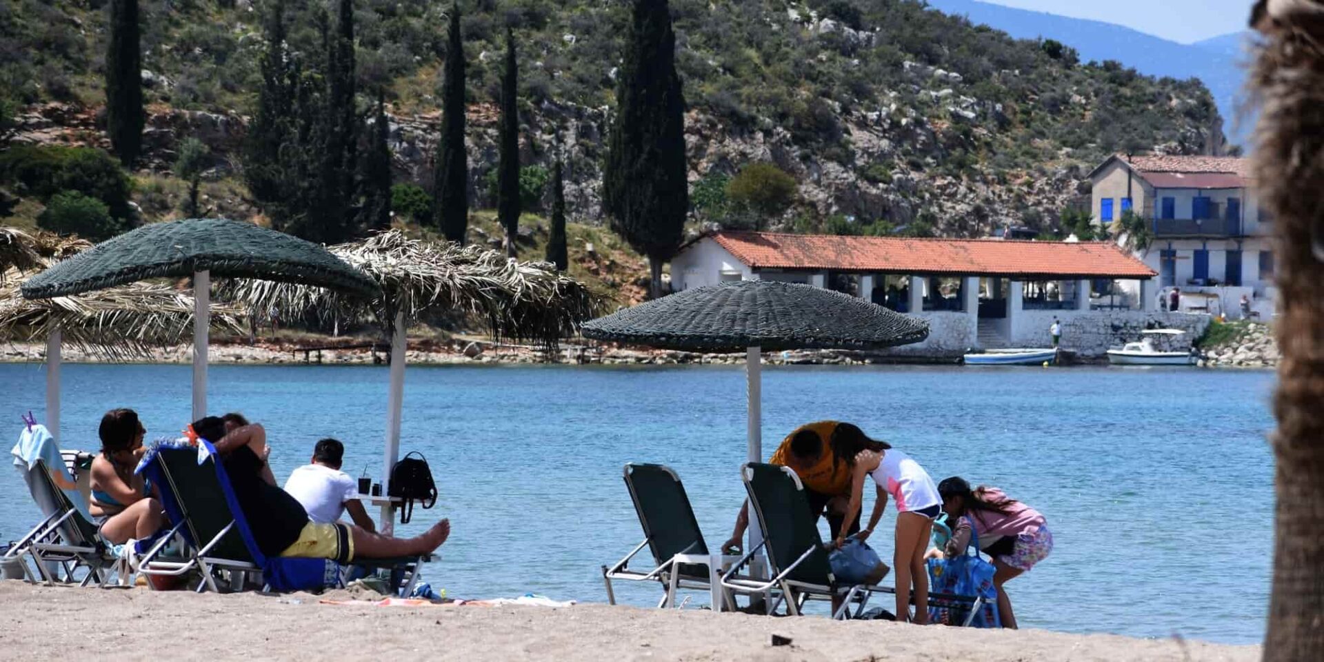 Κόσμος για μπάνιο στο Ναύπλιο - καιρός