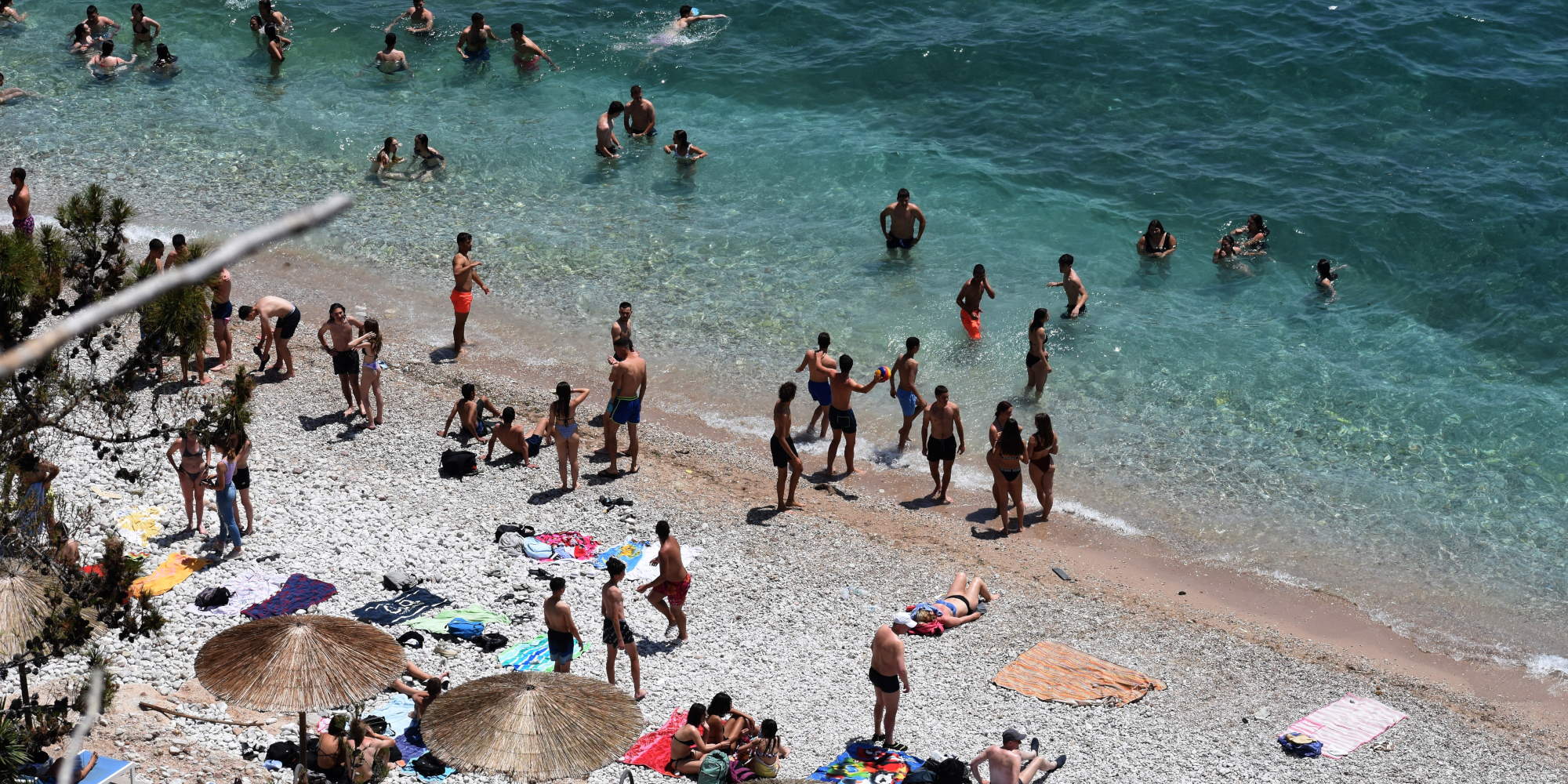 Καλοκαιρινός καιρός με κόσμο στην παραλία