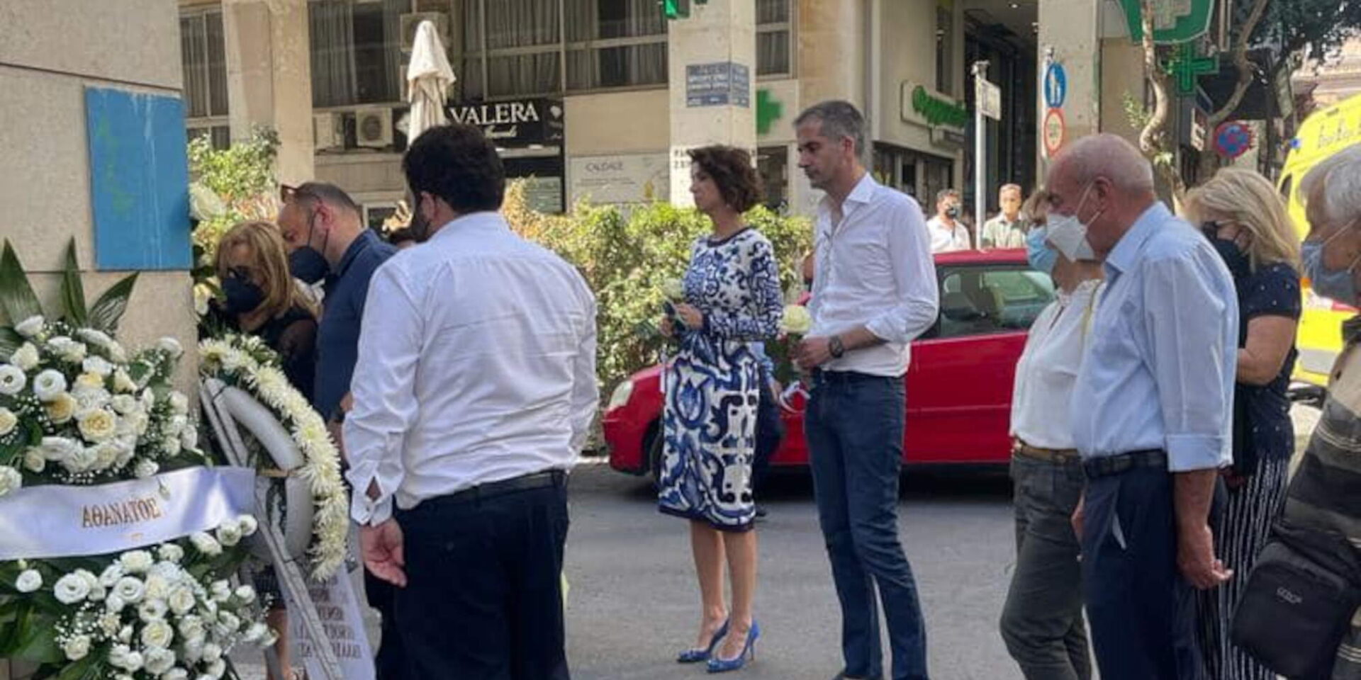 Ο Δήμαρχος Αθηναίων, Κώστας Μπακογιάννης στην τελετή μνήμης στο σημείο όπου δολοφονήθηκε ο Θάνος Αξαρλιάν
