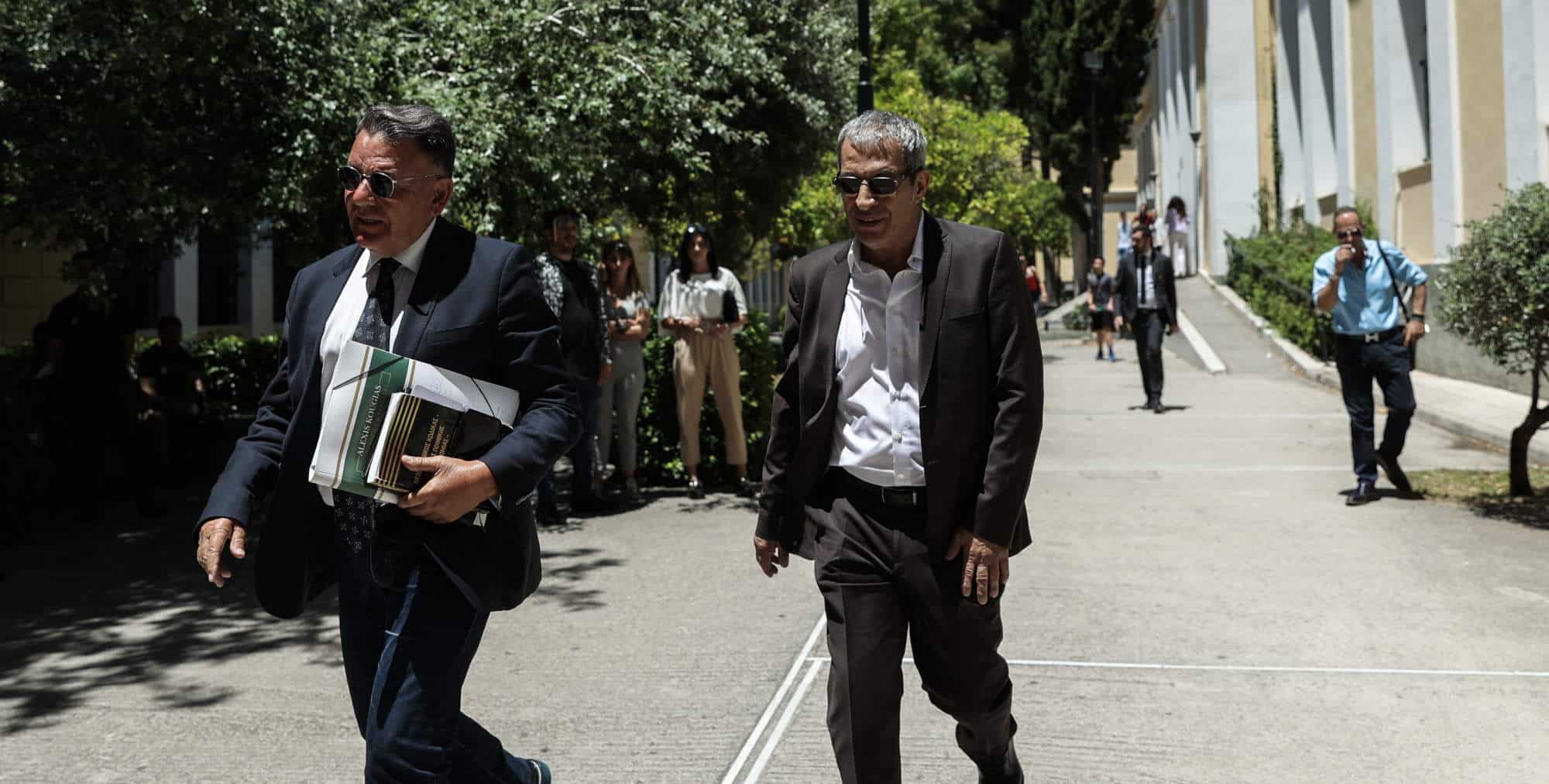 Ο Αλέξης Κούγιας και ο Θέμης Αδαμαντίδης έξω από τα δικαστήρια στην Ευελπίδων