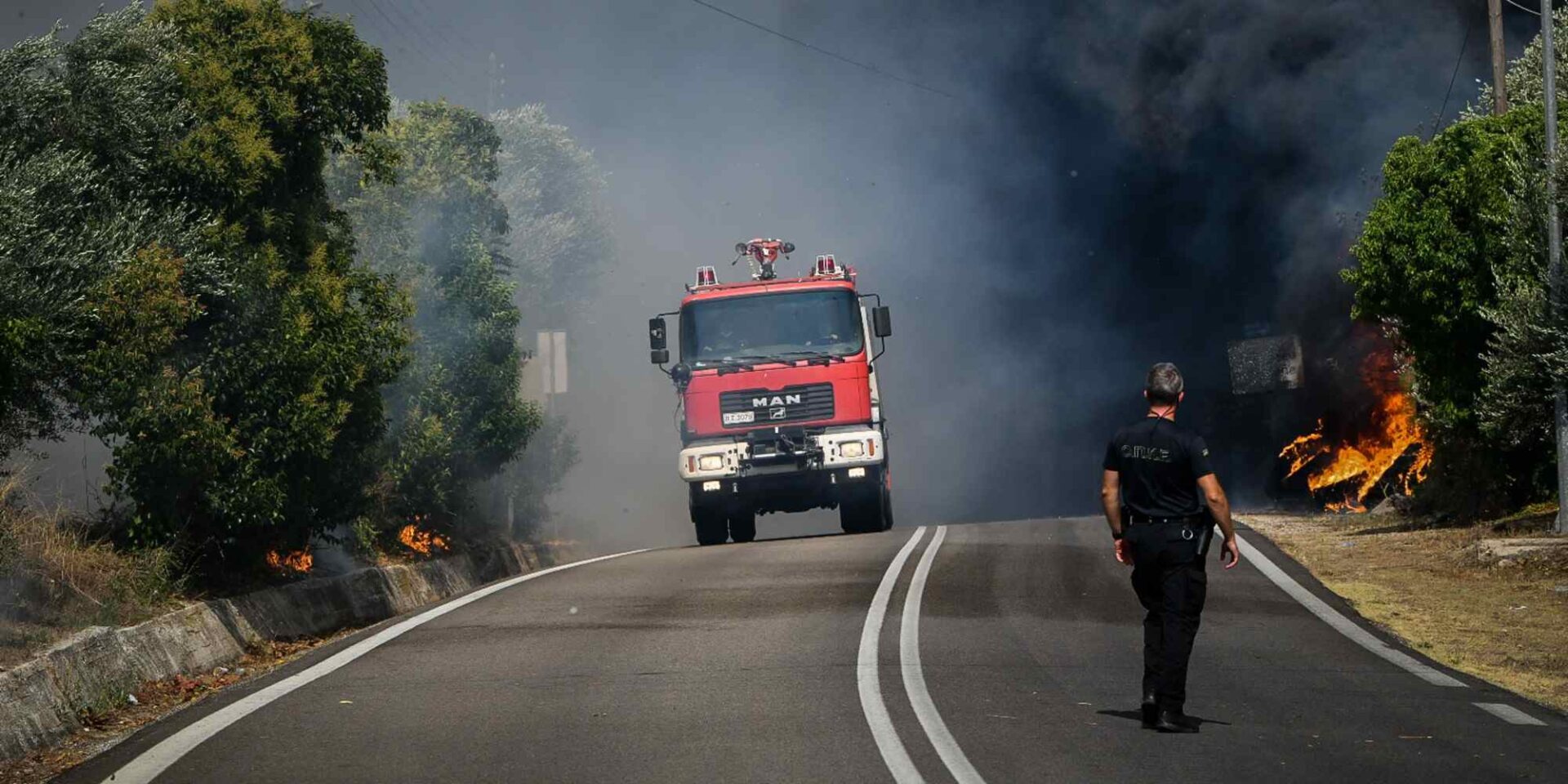 Πυροσβεστική στη μάχη κατάσβεσης της φωτιάς στα Κρέστενα Ηλείας