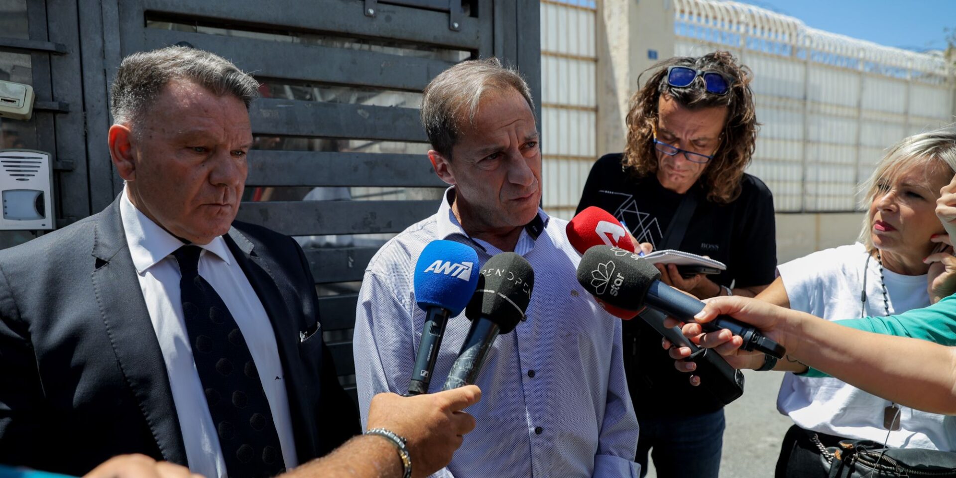 Ο Δημήτρης Λιγνάδης κάνει δηλώσεις μετά την αποφυλάκισή του