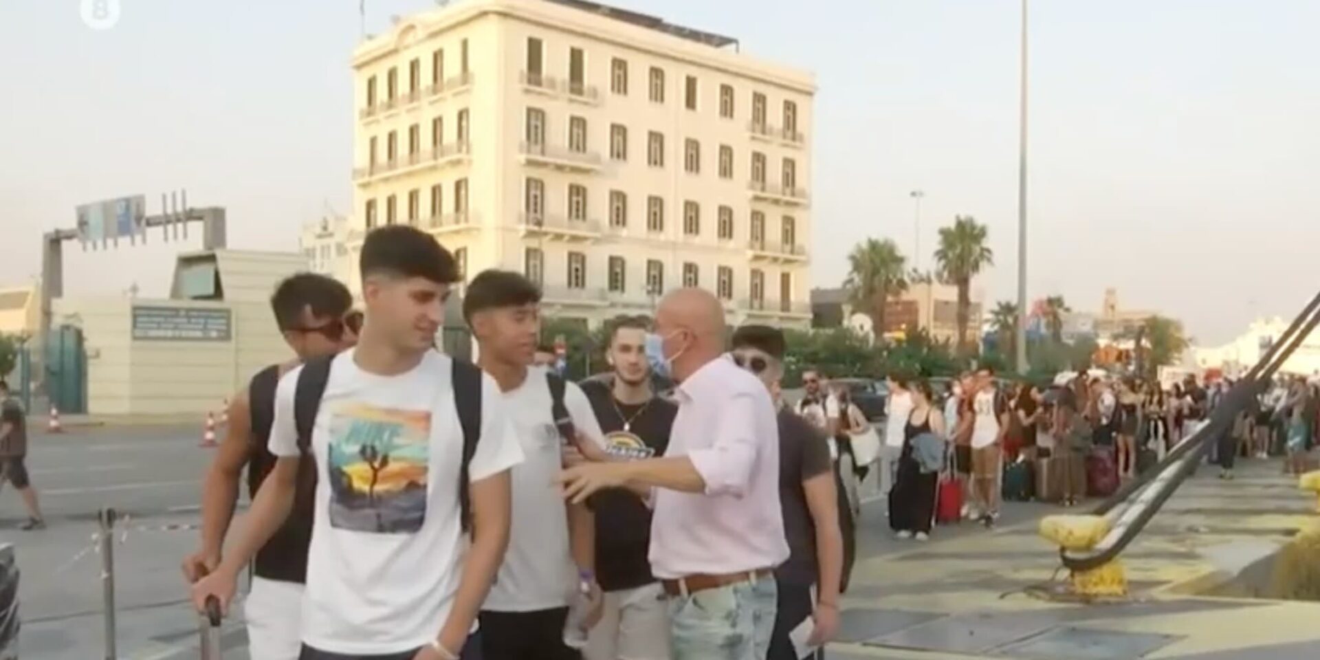 Νεαροί στο λιμάνι του Πειραιά