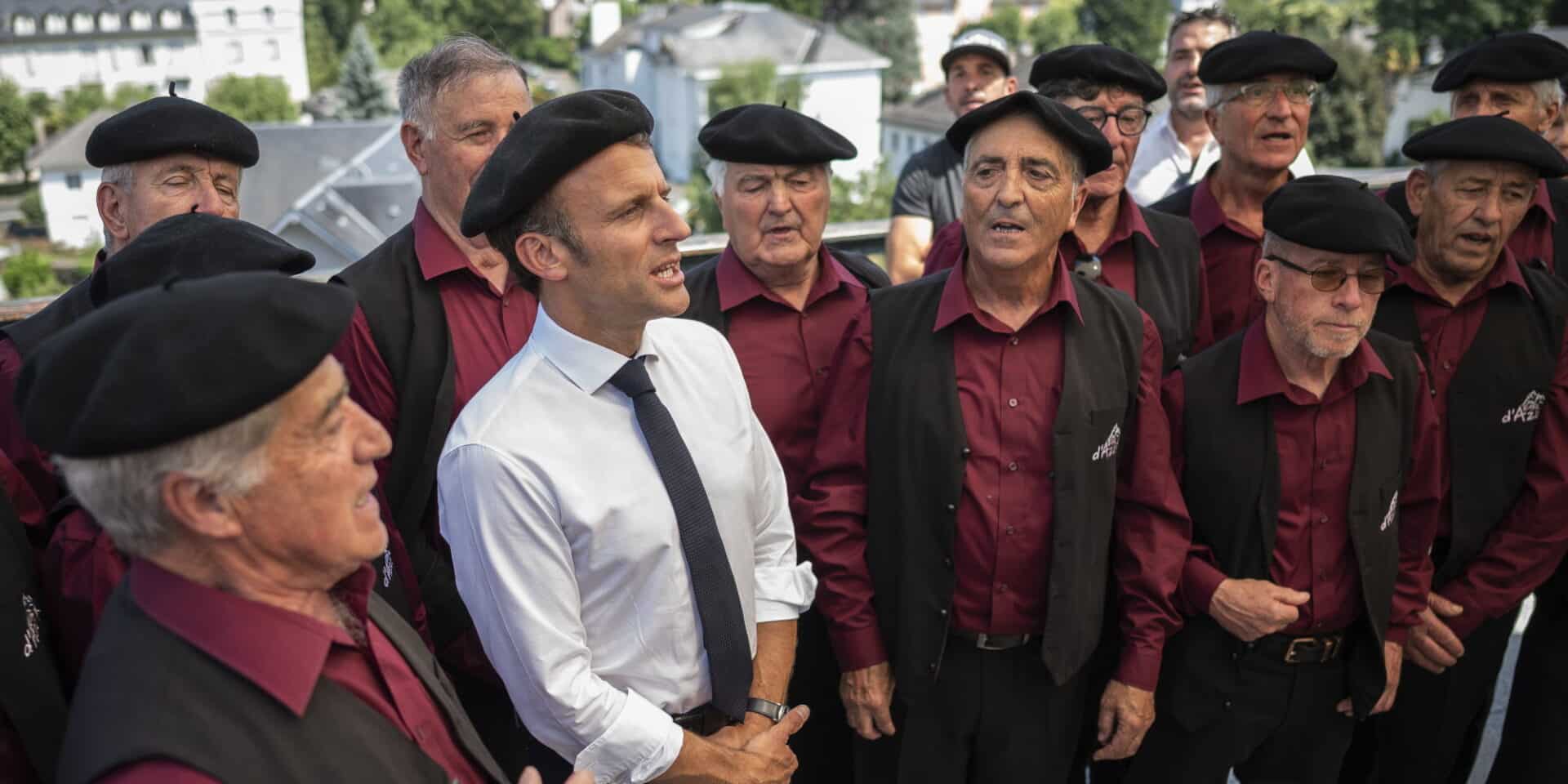 O Μακρόν τραγουδά με βοσκούς