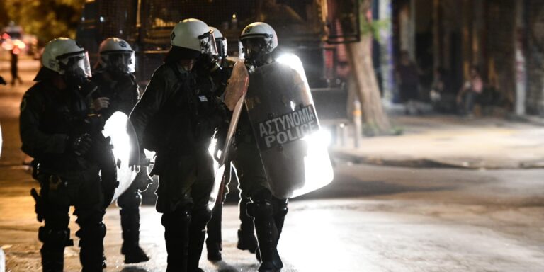 Ένταση στα Εξάρχεια: Κουκουλοφόροι επιτέθηκαν με μολότοφ σε διμοιρία ΜΑΤ