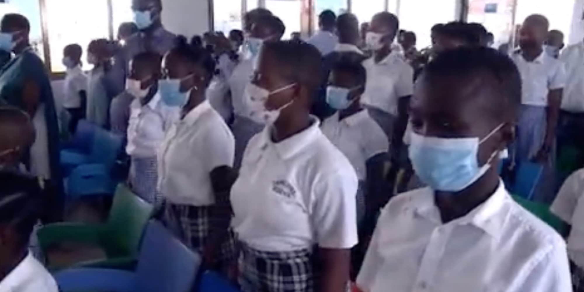 Μαθητές σε σχολείο στη Γκάνα ψάλλουν τον εθνικό ύμνο