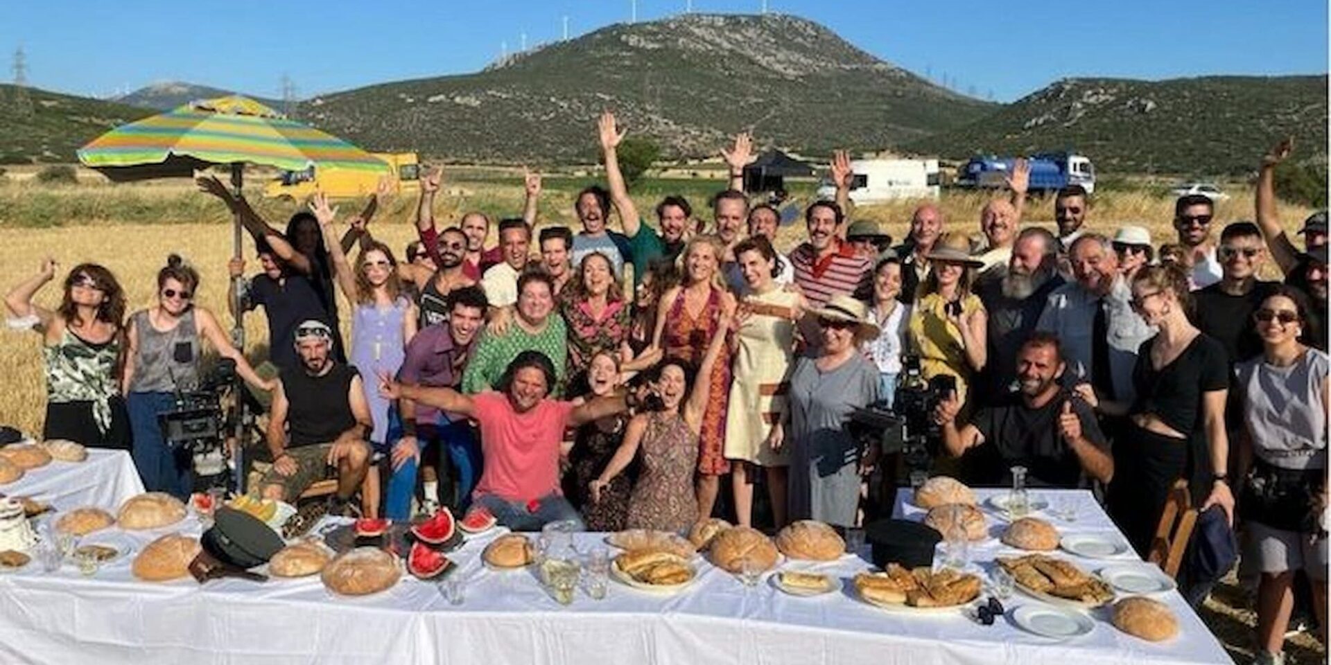Φωτογραφία των συντελεστών από τη σειρά Άγριες Μέλισσες