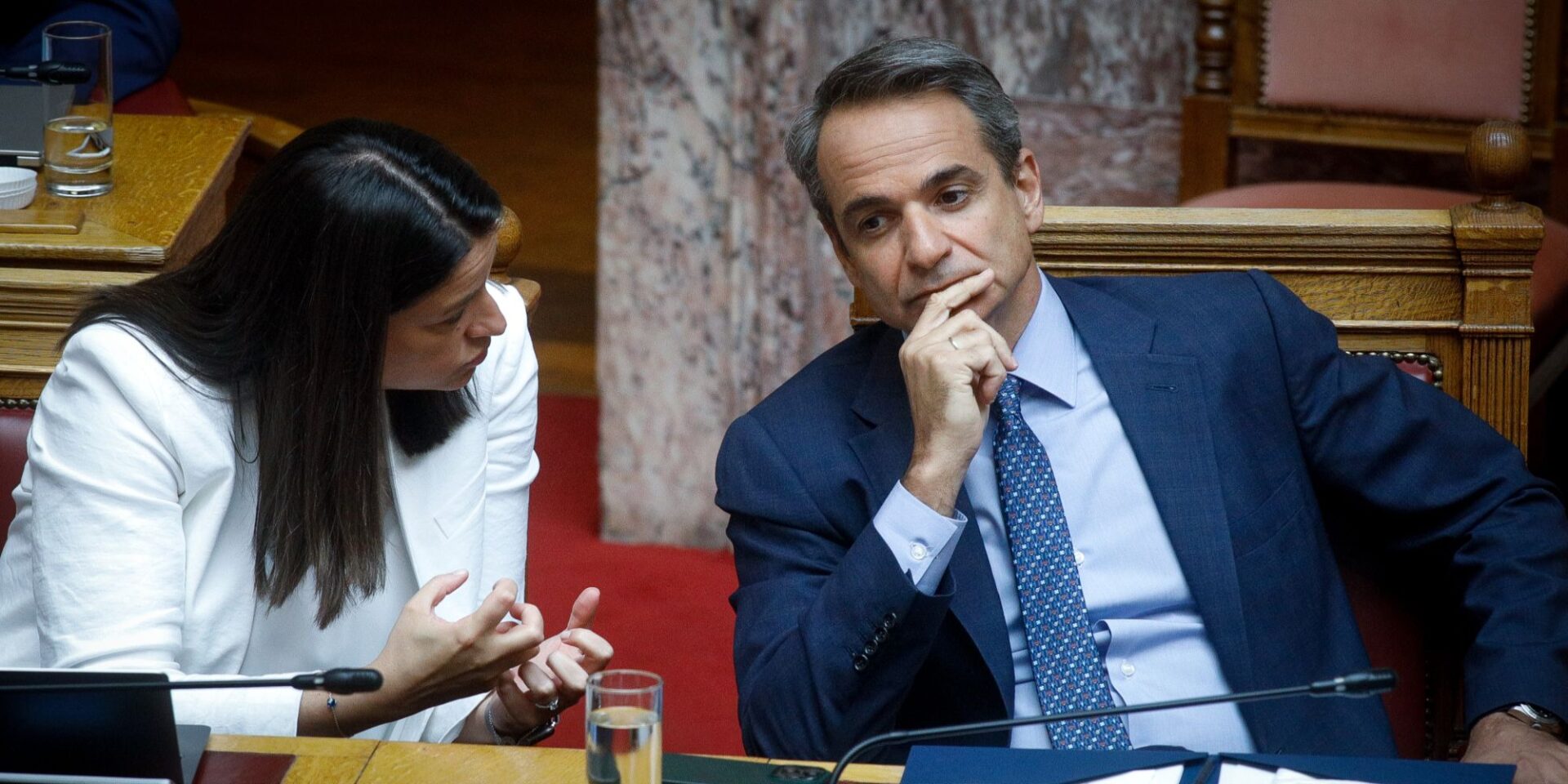 Ο Κυριάκος Μητσοτάκης σκεπτικός δίπλα στη Νίκη Κεραμέως