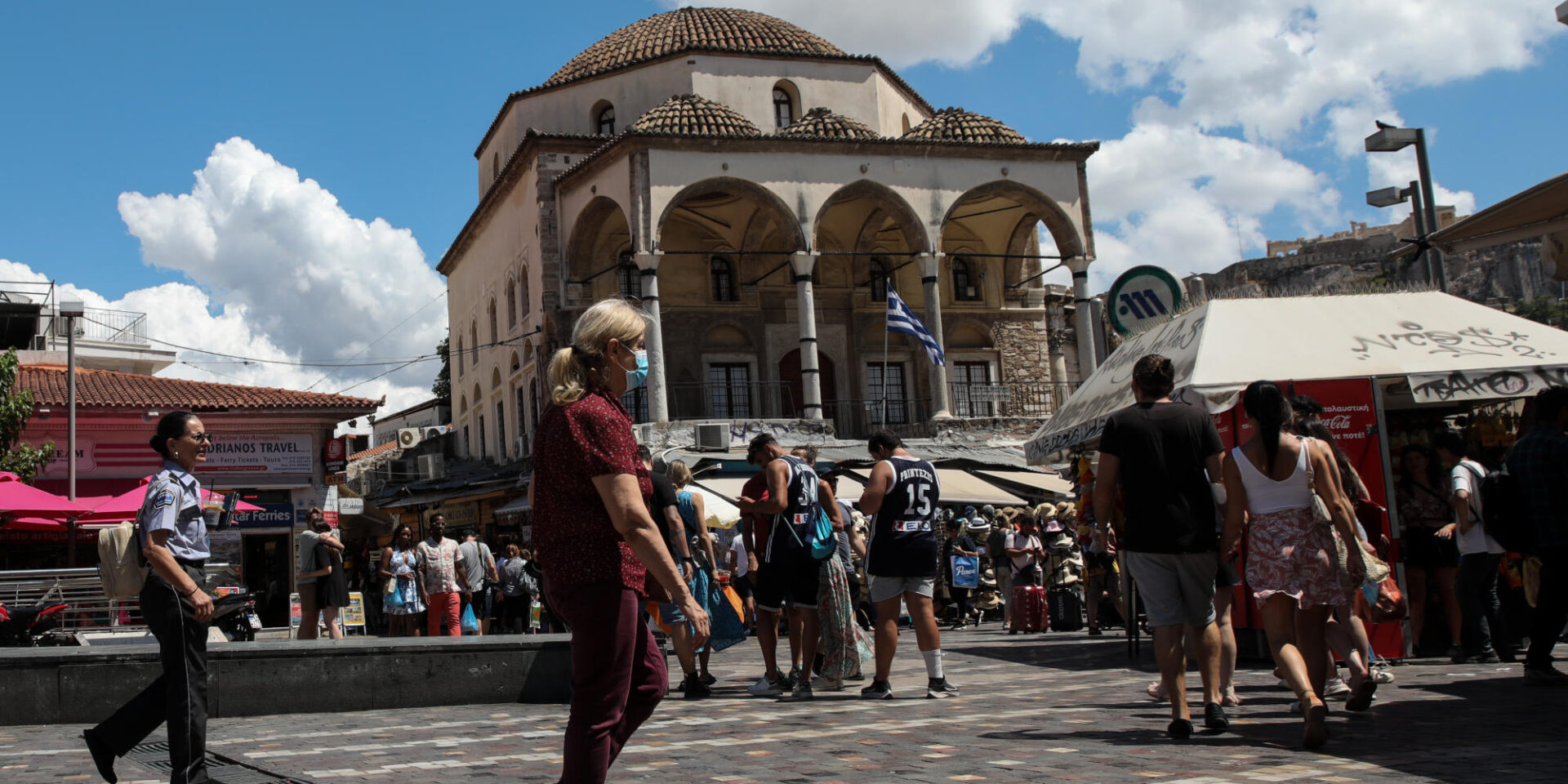 Κόσμος στο Μοναστηράκι μπροστά από το τζαμί