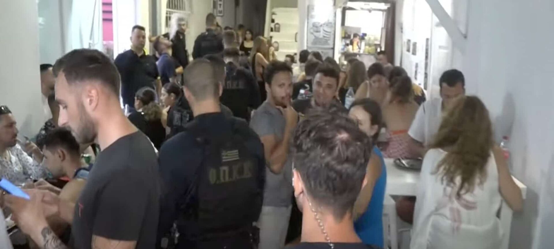 Αστυνομικοί κάνουν ελέγχους στη Μύκονο