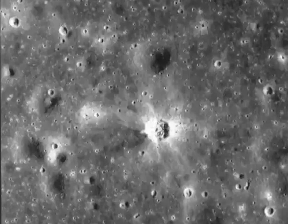Εντυπωσιακές εικόνες: 53 χρόνια μετά την προσγείωση του Apollo 11 στη Σελήνη φαίνονται τα βήματα των Άρμοστρονγκ και Όλντριν (βίντεο)