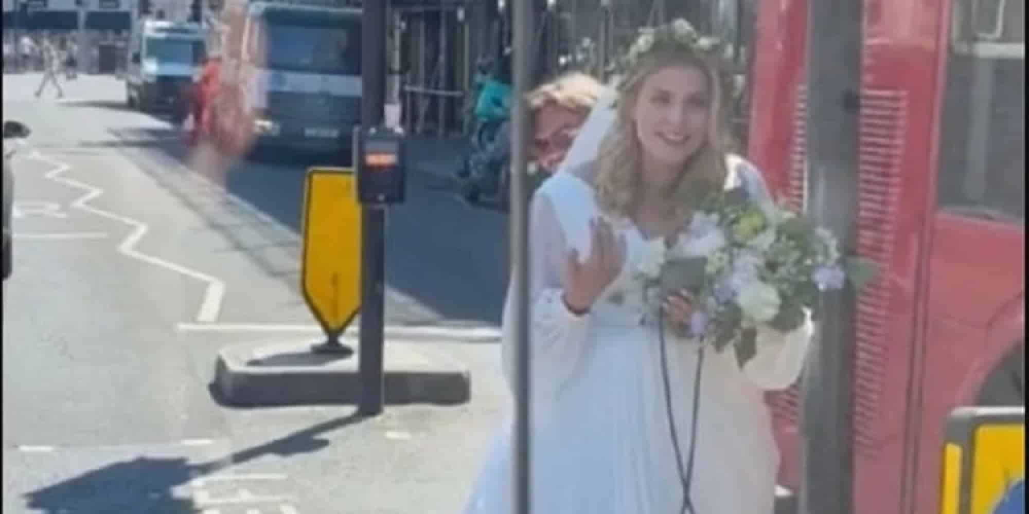Νύφη στο Λονδίνο έκανε οτοστόπ για να πάει στον γάμο της γιατί δεν έβρισκε ταξί