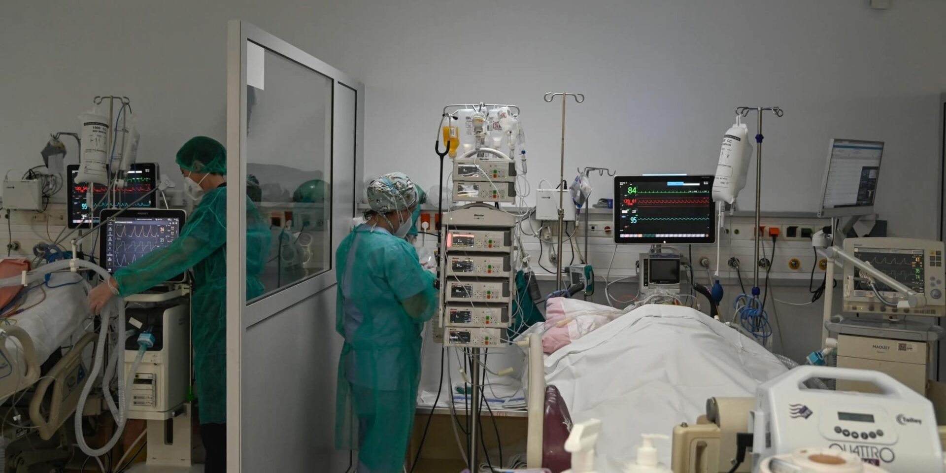 Υγειονομικοί σε ΜΕΘ νοσοκομείου