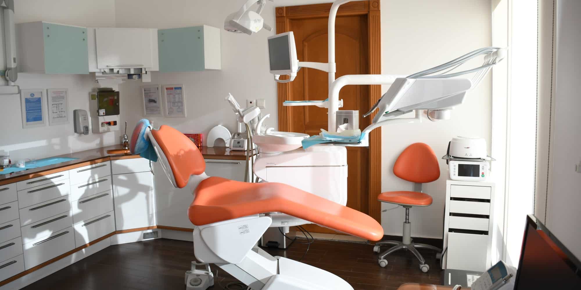 Αίθουσα οδοντιατρείου - οδοντίατροι