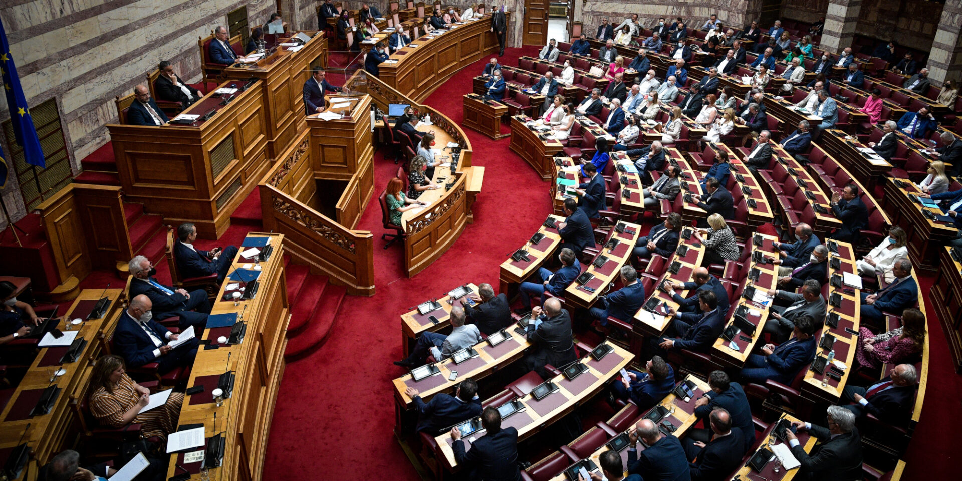 Παρακολουθήσεις και Αθανασίου προκάλεσαν σάλο
