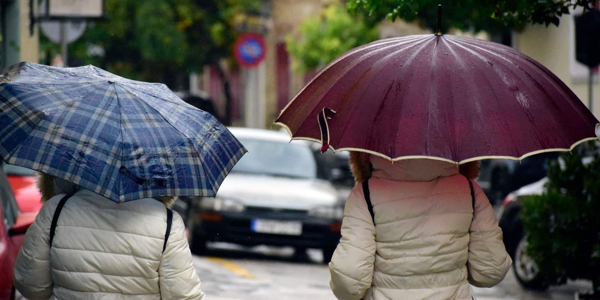 Δύο γυναίκες με ομπρέλες στη βροχή - Καιρός