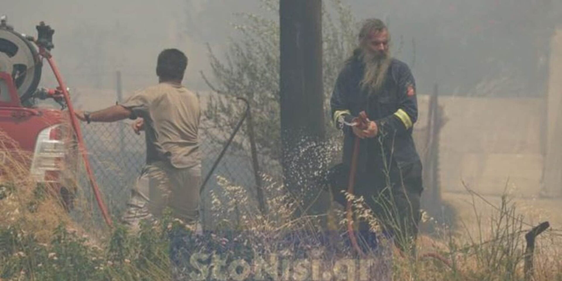 Ιερείς ρίχτηκαν στη «μάχη» με τη φωτιά στα Βατερά