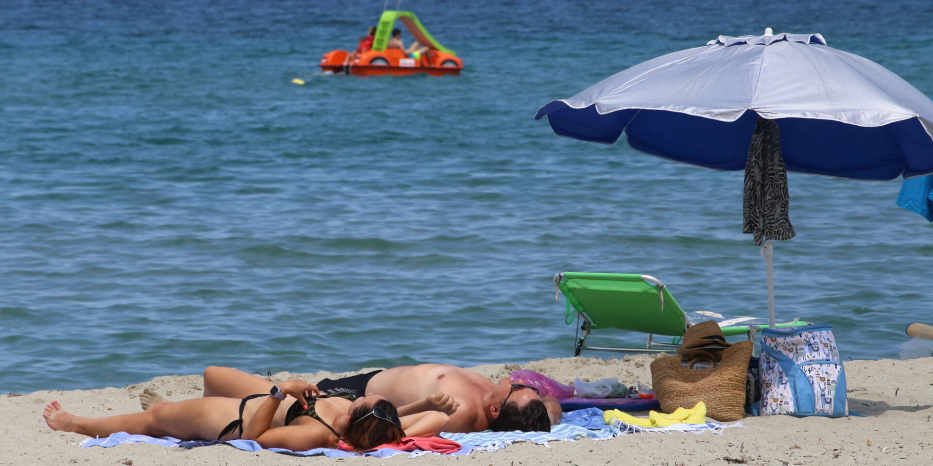 Καλοκαιρινός καιρός, ζευγάρι απολαμβάνει τον ήλιο σε παραλία του Ναυπλίου
