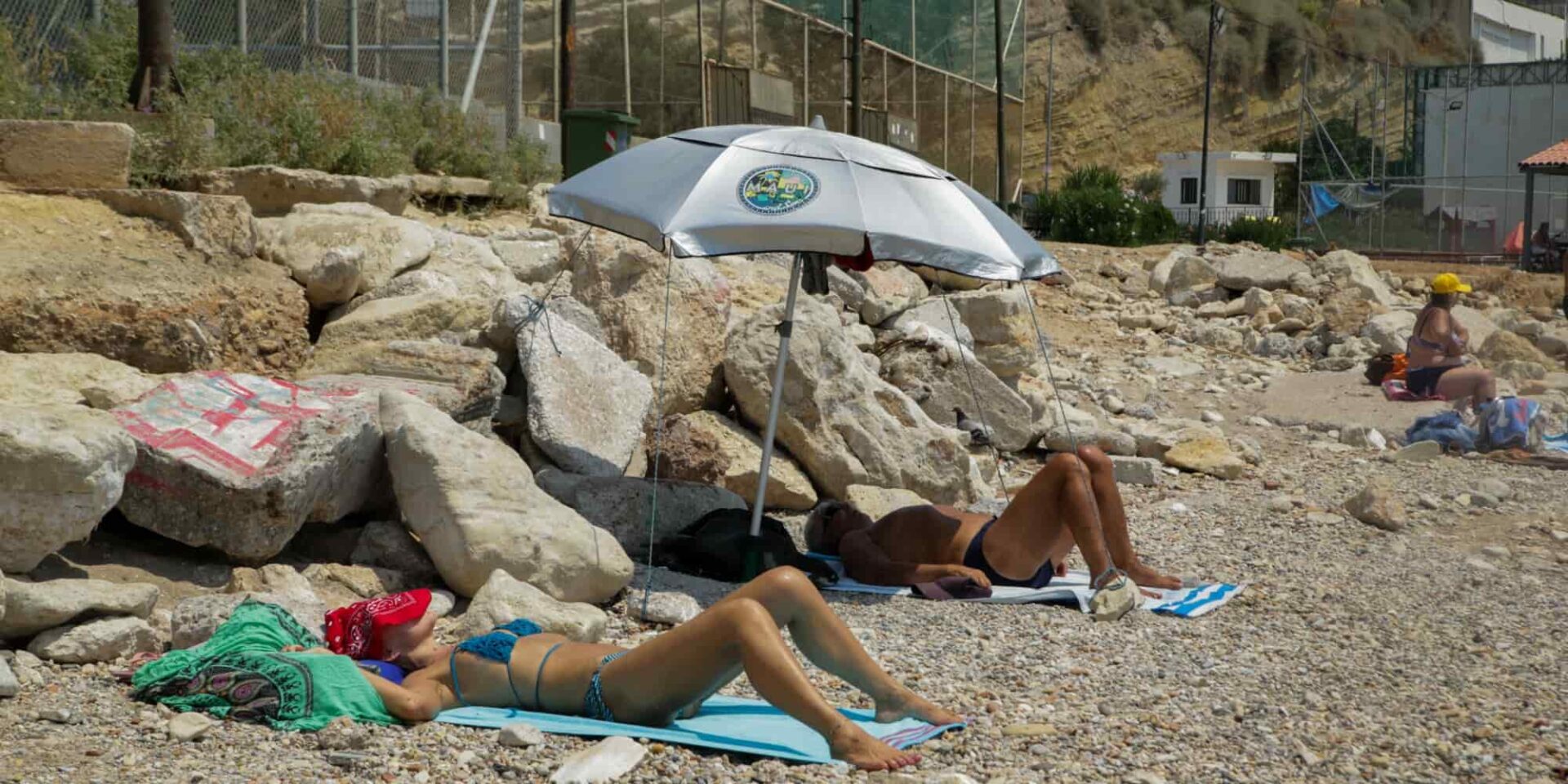 Κόσμος κάνει μπάνιο σε παραλία στον Πειραιά - καιρός