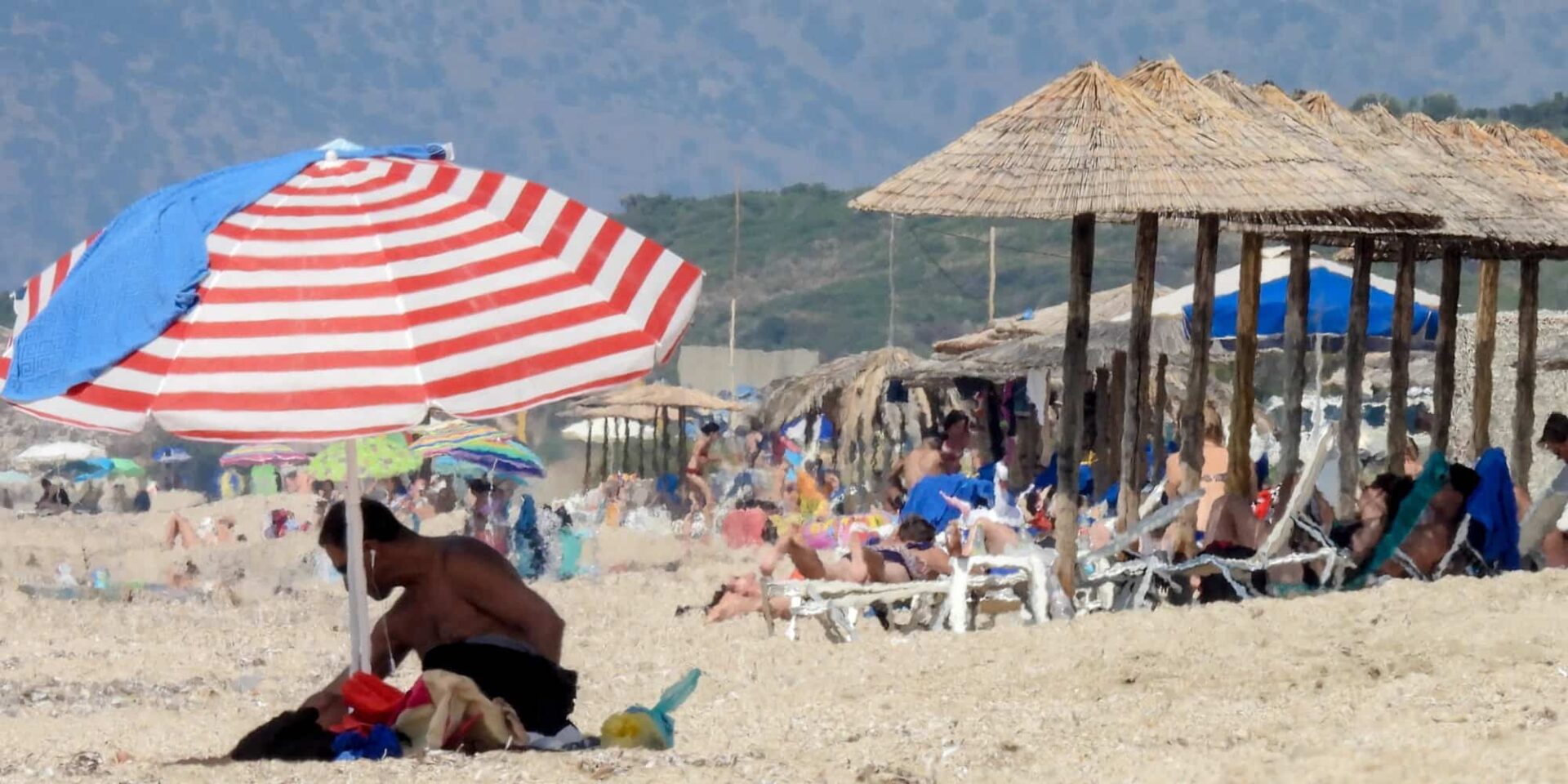Κόσμος στην παραλία - καιρός