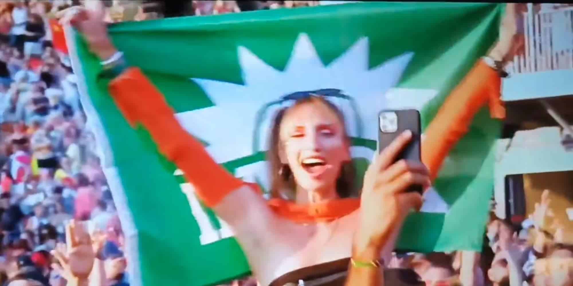 Η κοπέλα που εμφανίστηκε με σημαία του ΠΑΣΟΚ σε φεστιβάλ μουσικής στο Βέλγιο