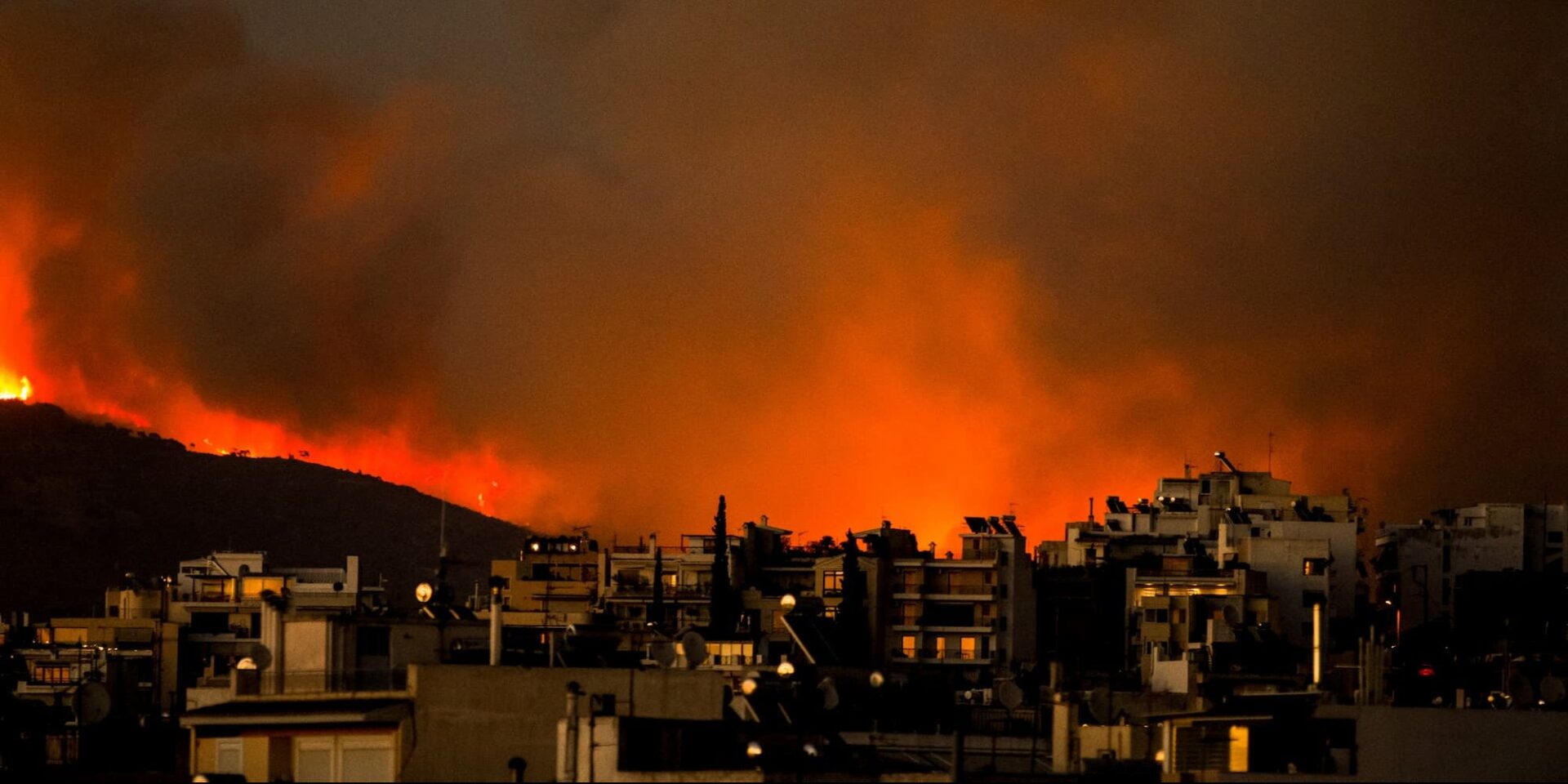 Φλέγεται η Πεντέλη
