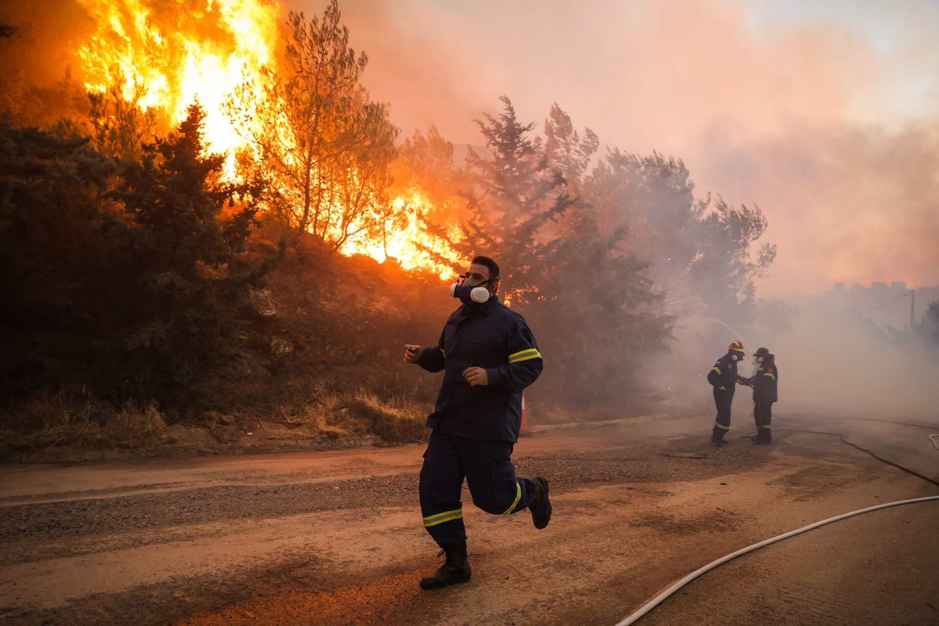 Φλέγεται η Πεντέλη