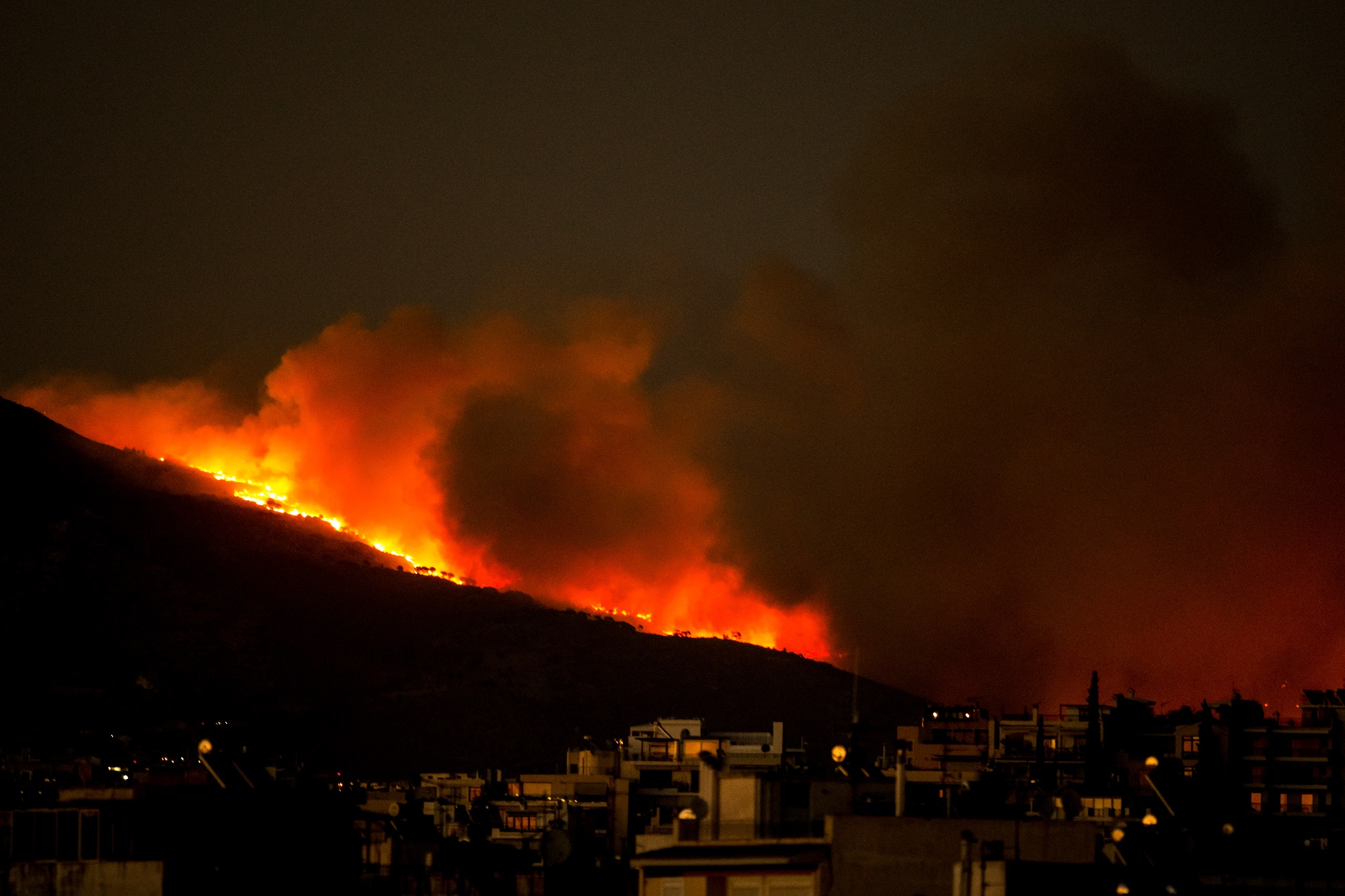 Φλέγεται η Πεντέλη