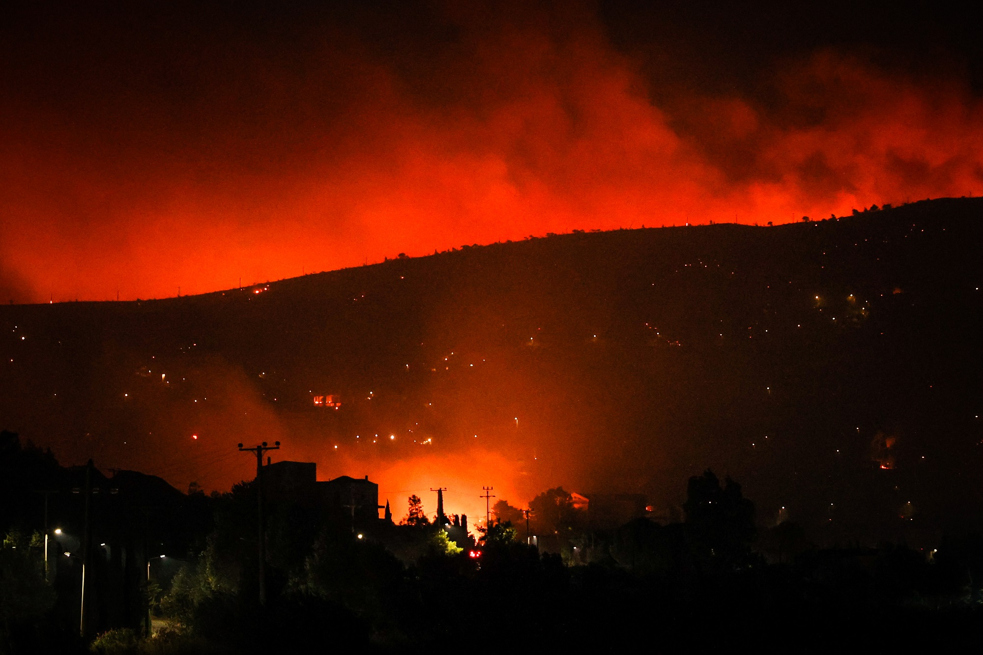 Φλέγεται η Πεντέλη