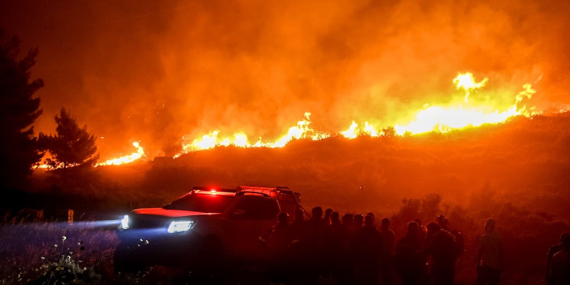 Φλέγεται η Πεντέλη