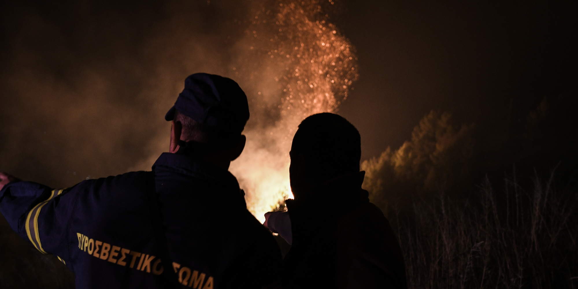 Πυροσβέστες επιχειρούν σε φωτιά κατά τη διάρκεια της νύχτας