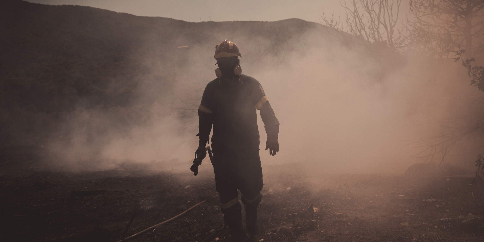 Πυροσβέστης μέσα στη φωτιά