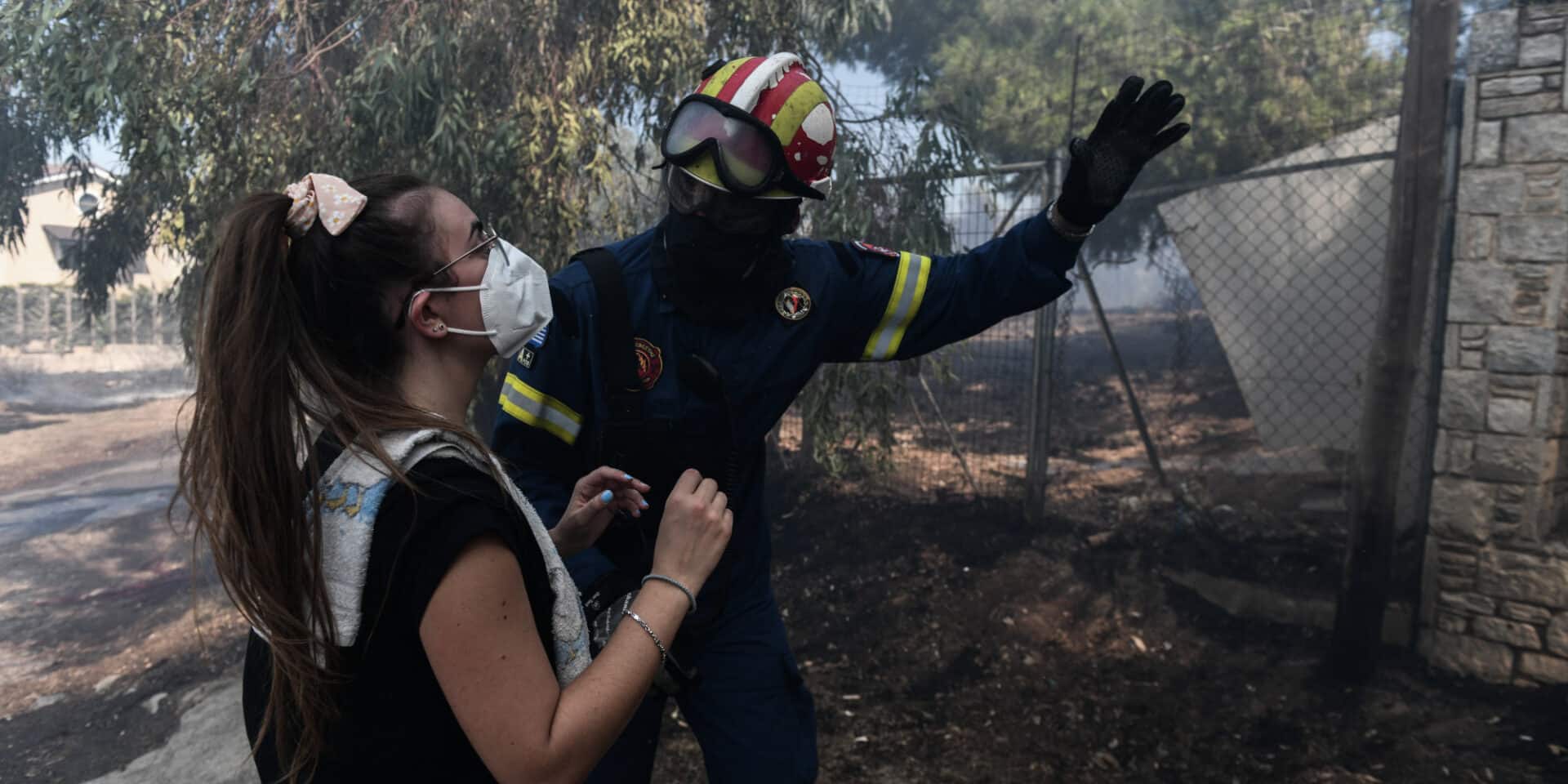 Πυροσβέστης με κάτοικο στην φωτιά της Πεντέλης