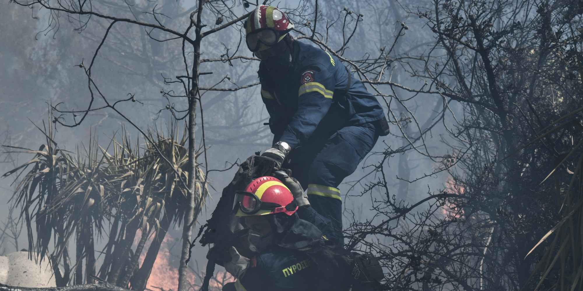 Πυροσβέστες δίνουν μάχη με τις φλόγες στην Πεντέλη