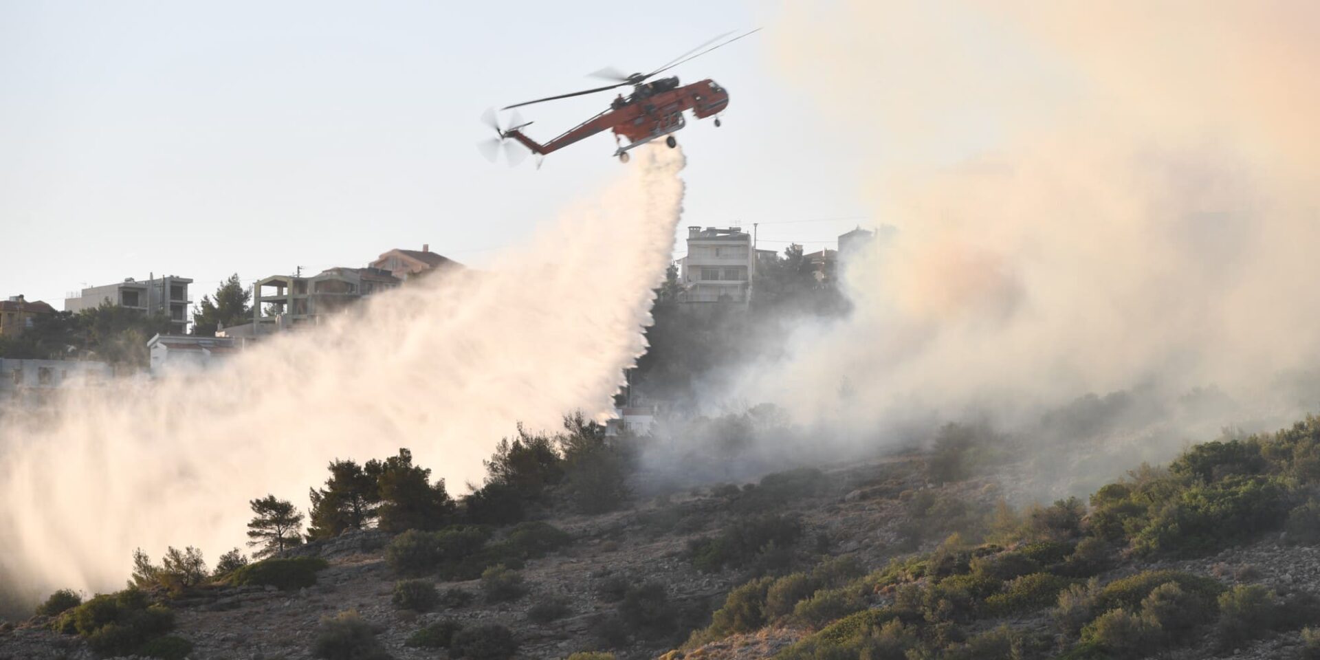 Ελικόπτερο της Πυροσβεστικής σε κατάσβεση πυρκαγιάς στη Γλυφάδα