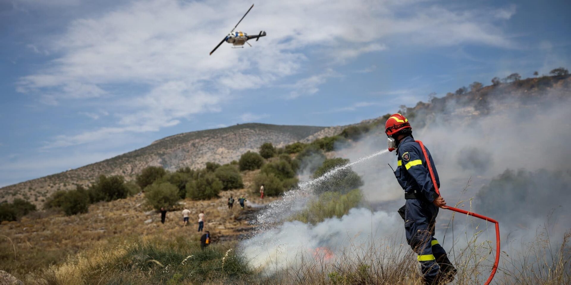 Πυροσβέστης επιχειρεί για την κατάσβεση πυρκαγιάς