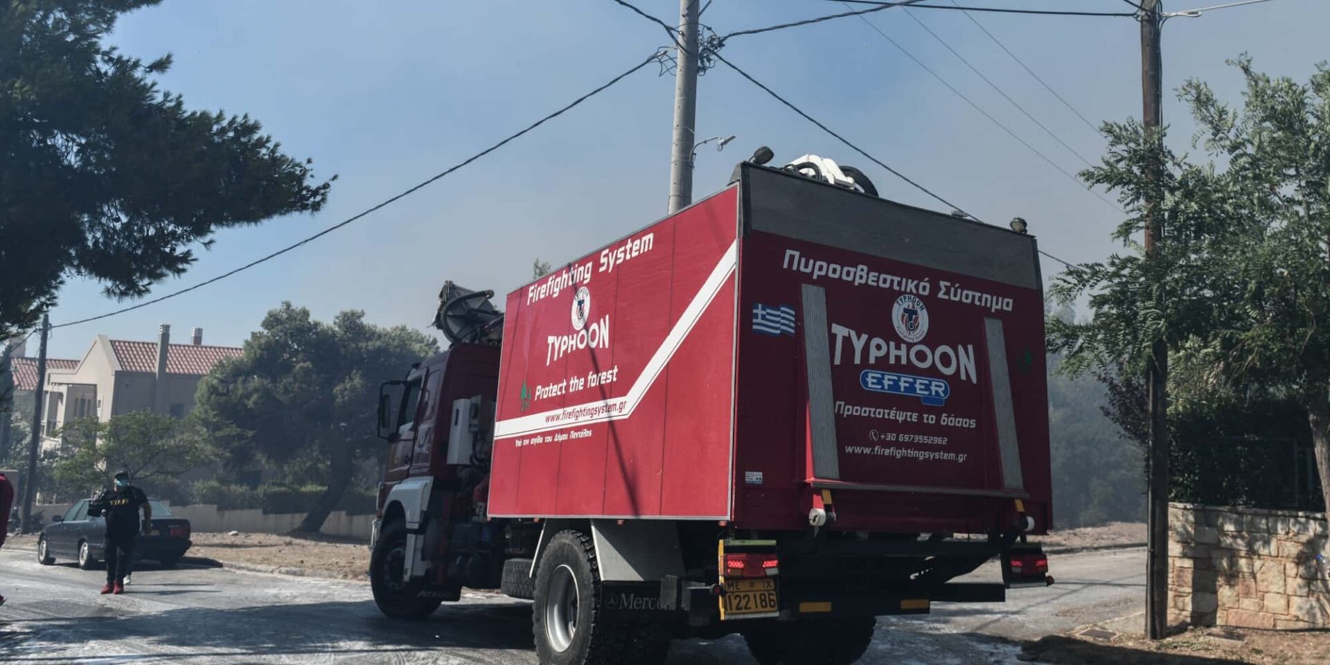 Όχημα της Πυροσβεστικής στη φωτιά στην Πεντέλη