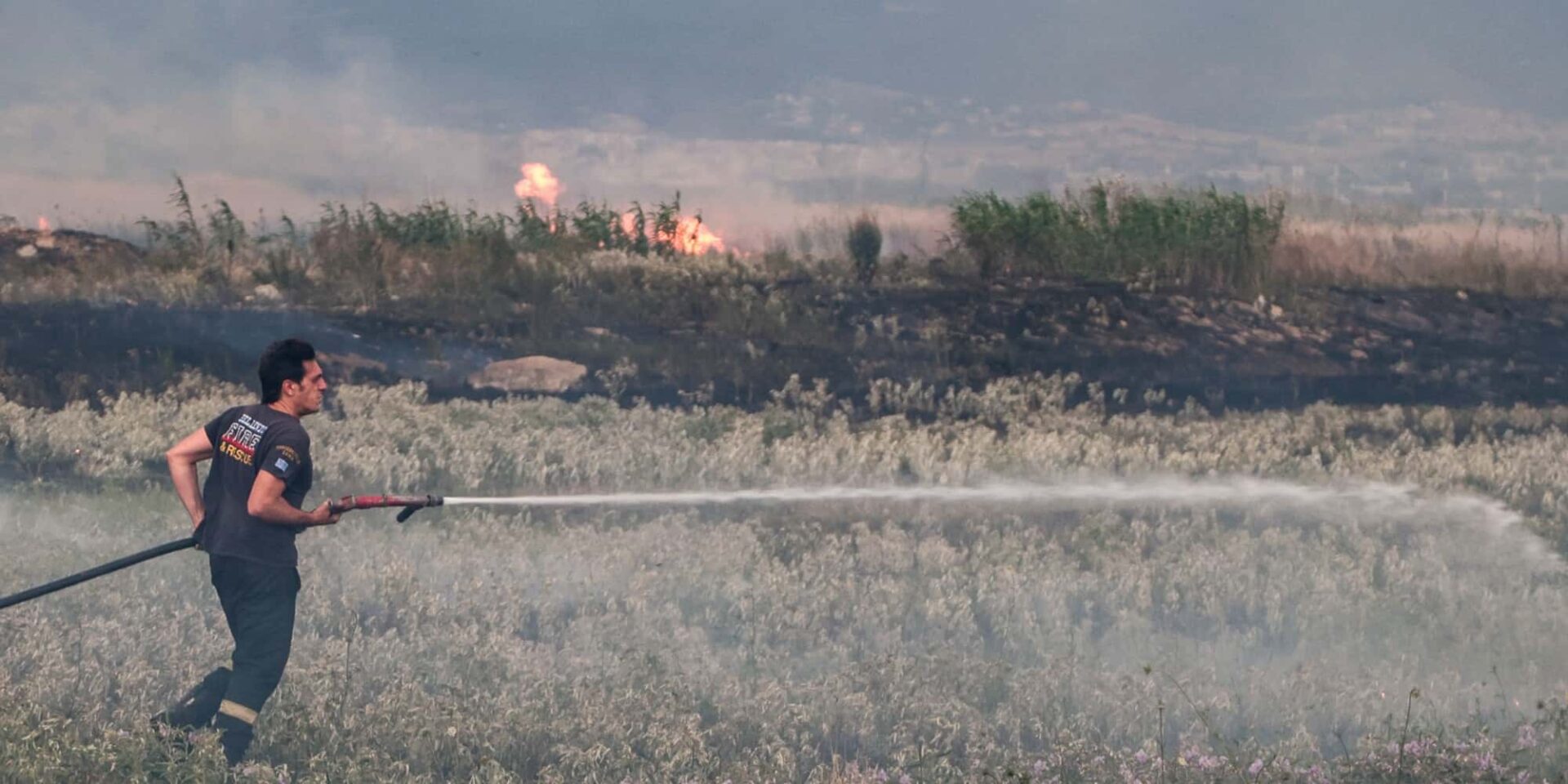 Πυροσβέστης σε κατάσβεση πυρκαγιάς στη Θεσσαλονίκη