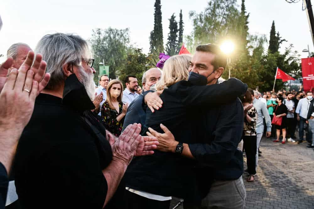 Ο Αλέξης Τσίπρας αγκαλιάζει τη Ρένα Δούρου