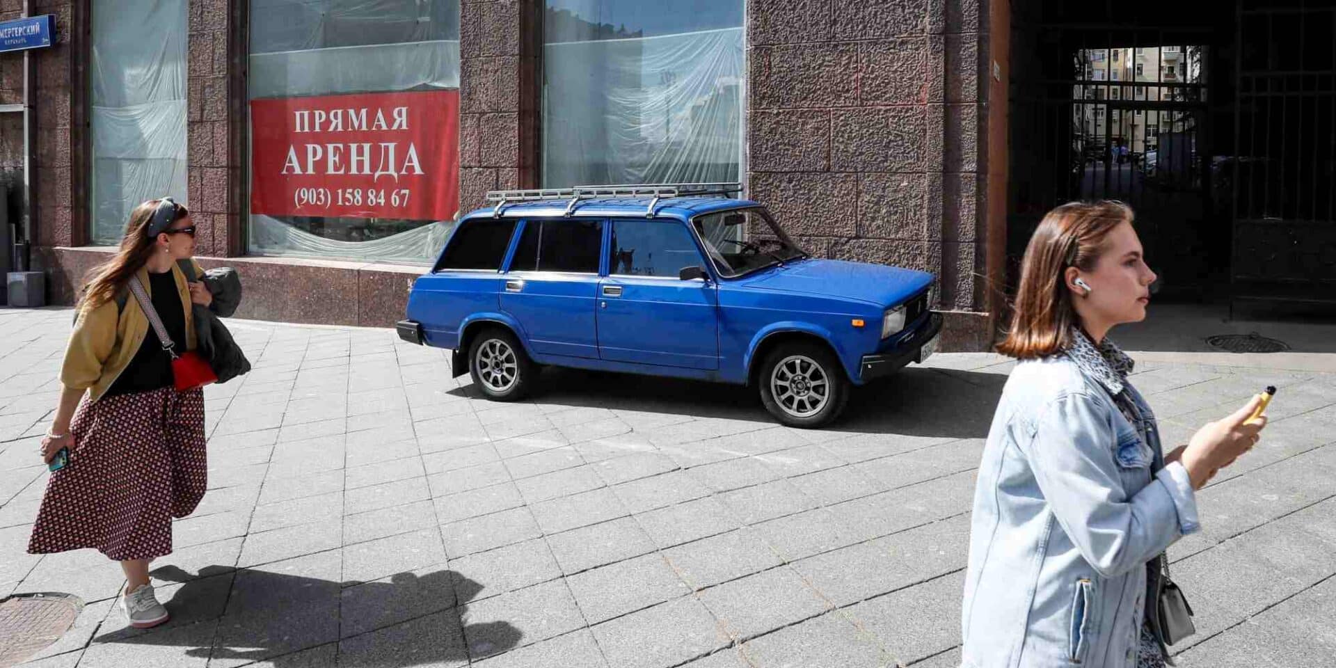 Πολίτες περπατούν σε εμπορικό δρόμο στη Μόσχα σε καταστήματα που γράφει «ενοικιάζεται»