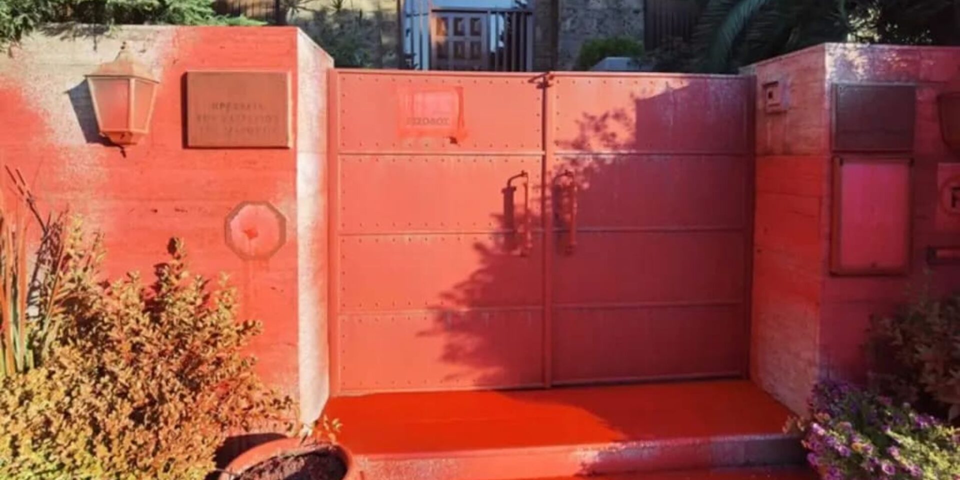 Εικόνα από την πρεσβεία του Μαρόκου μετά την επίθεση του Ρουβίκωνα