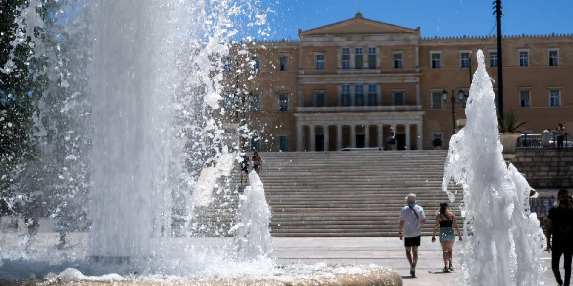 Το συντριβάνι στην πλατεία Συντάγματος - καιρός