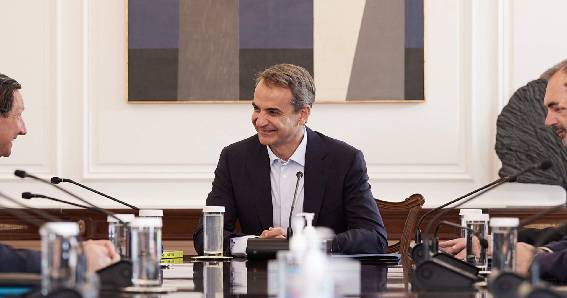 Ο Κυριάκος Μητσοτάκης σε σύσκεψη στο Μαξίμου