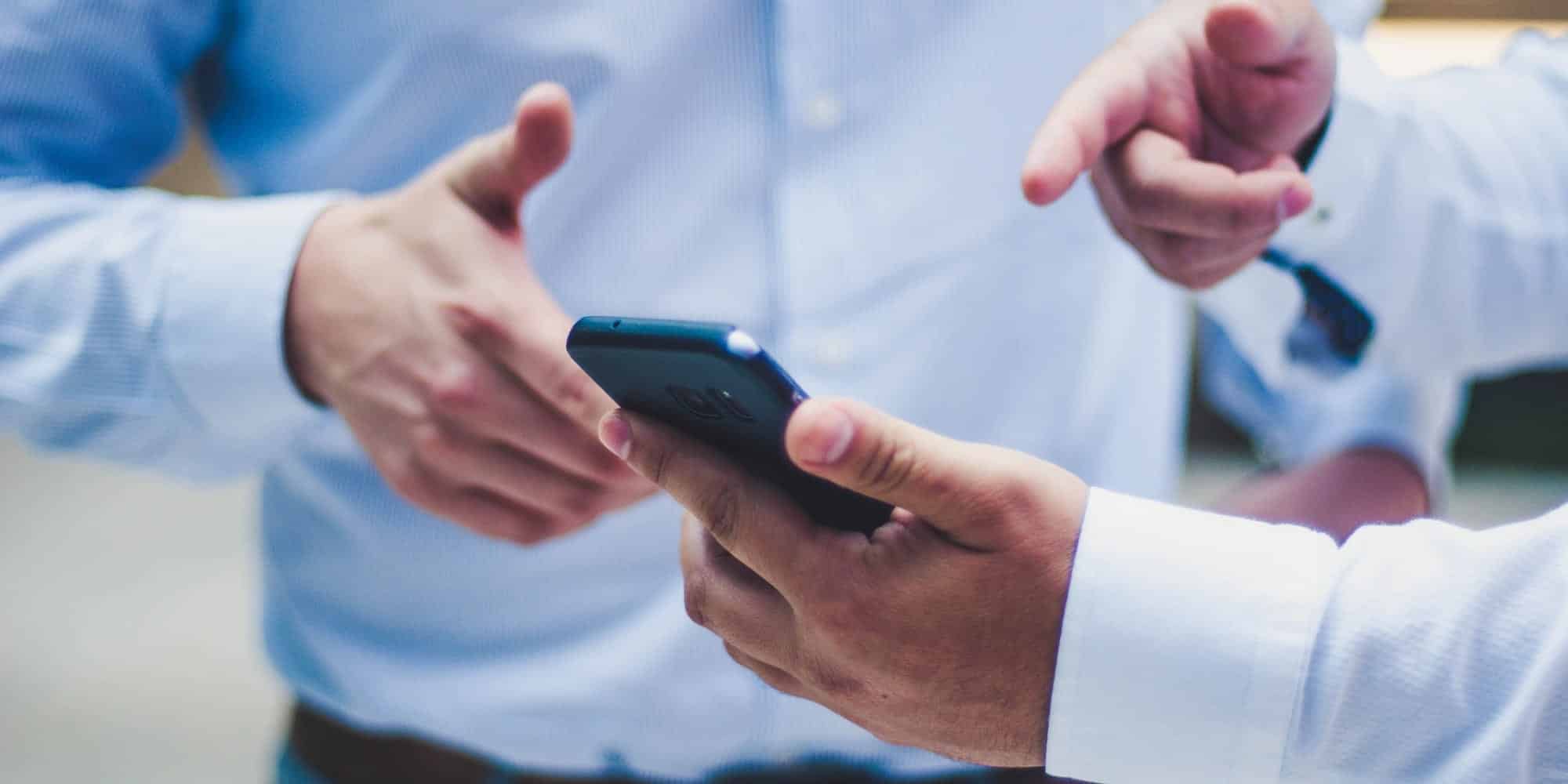 Άνδρες κρατάνε ένα smartphone κινητό τηλέφωνο - Password