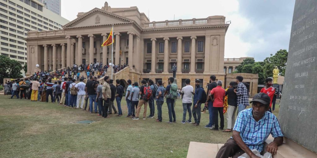 Διαδηλωτές στη Σρι Λάνκα κάνουν κατάληψη στις κατοικίες του προέδρου και του πρωθυπουργού