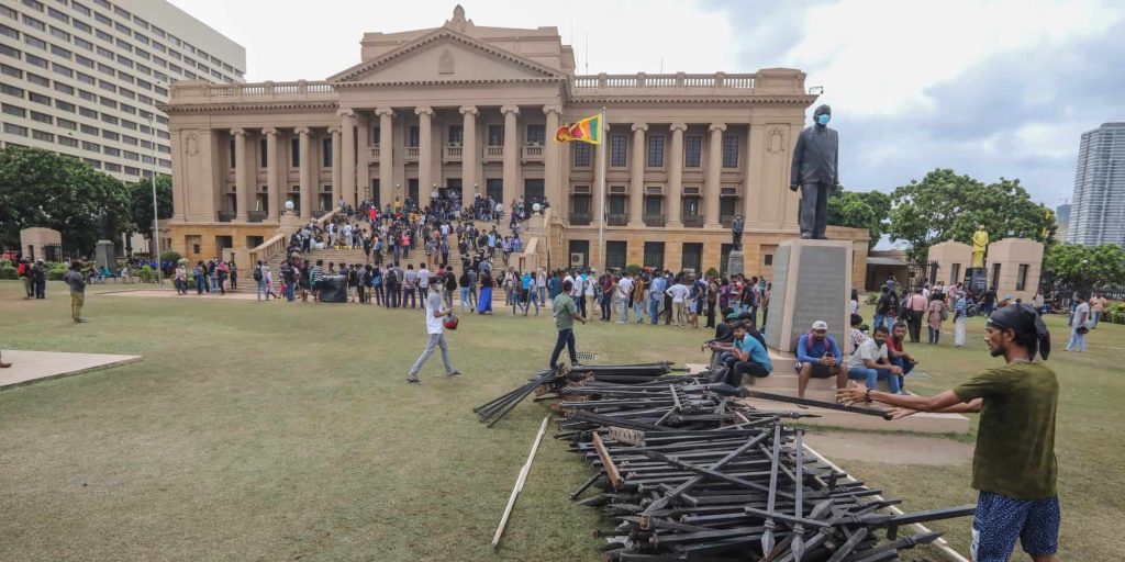 Διαδηλωτές στη Σρι Λάνκα κάνουν κατάληψη στις κατοικίες του προέδρου και του πρωθυπουργού