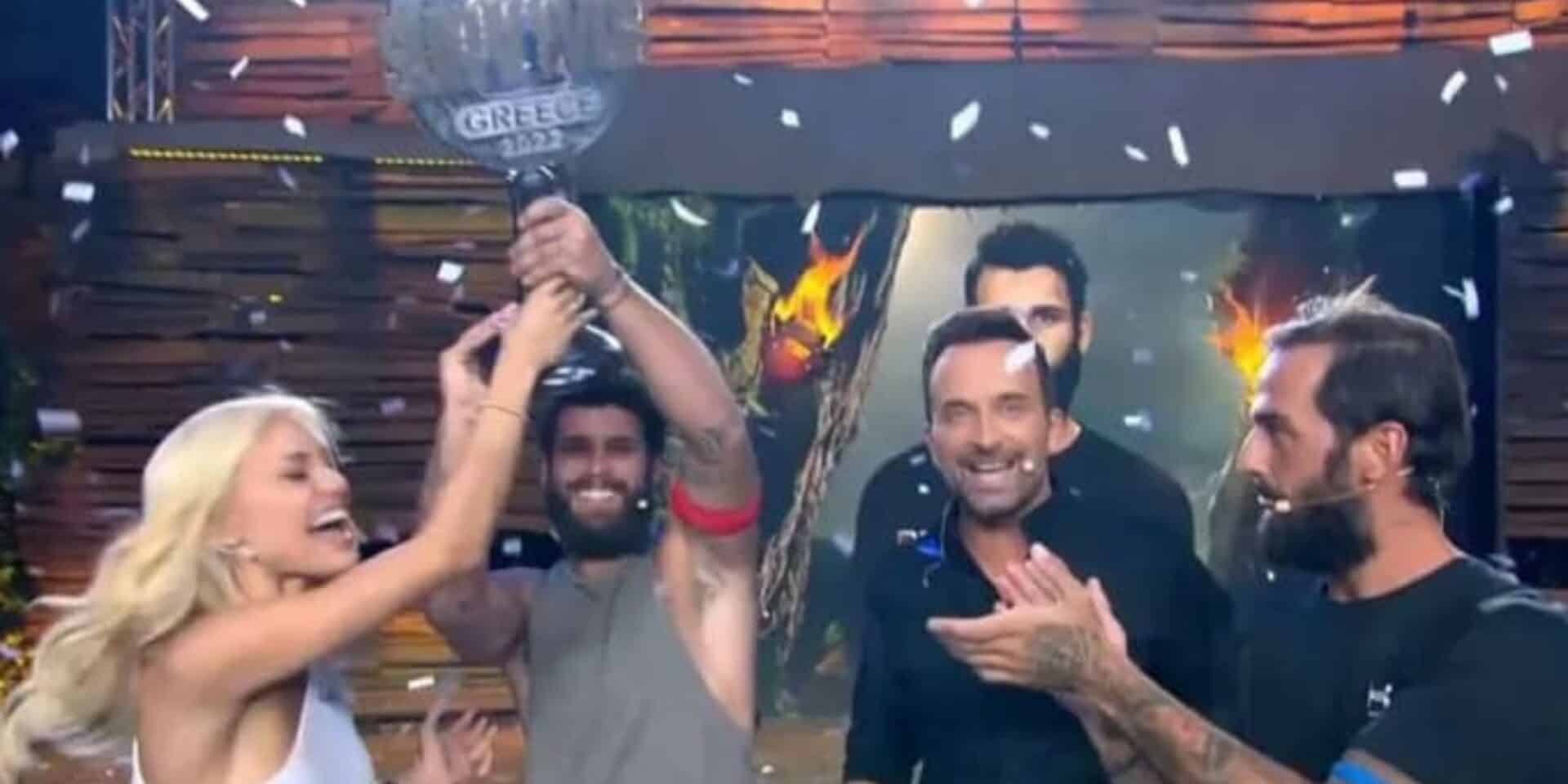 Ο Στάθης Σχίζας σηκώνει το τρόπαιο του Survivor