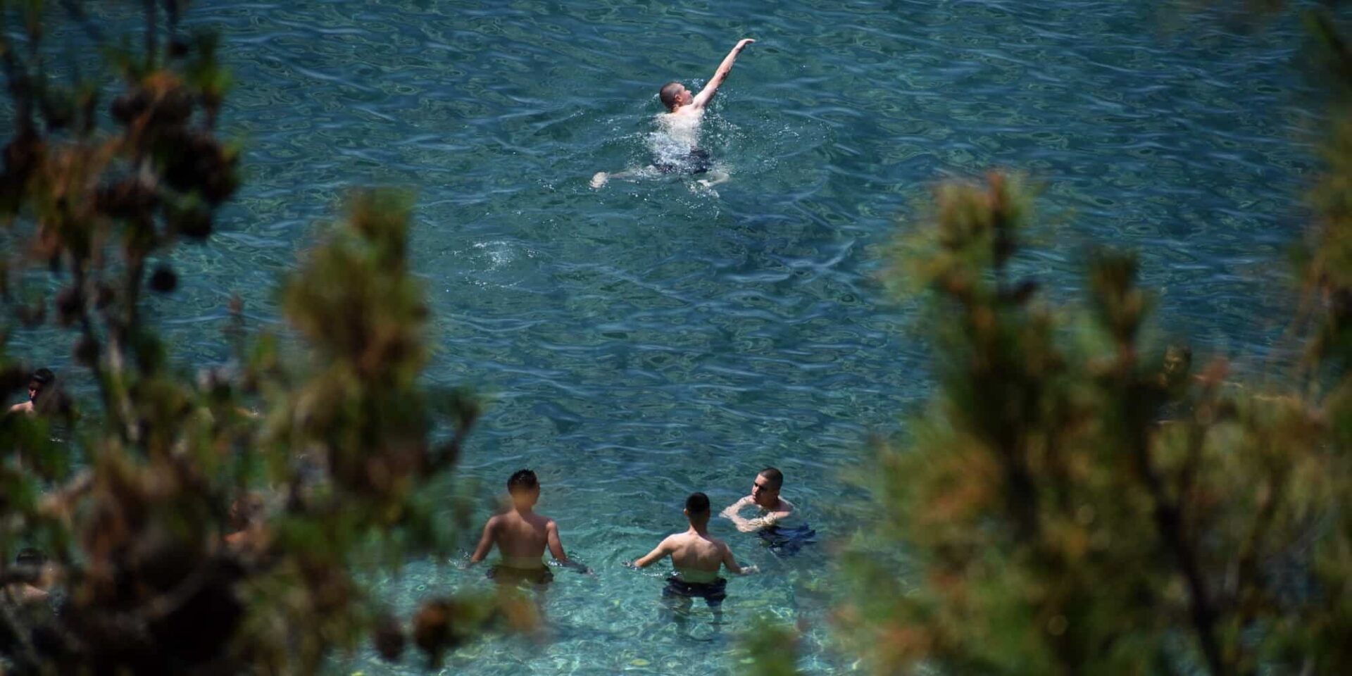 Κόσμος κάνει μπάνιο στη θάλασσα - Καιρός