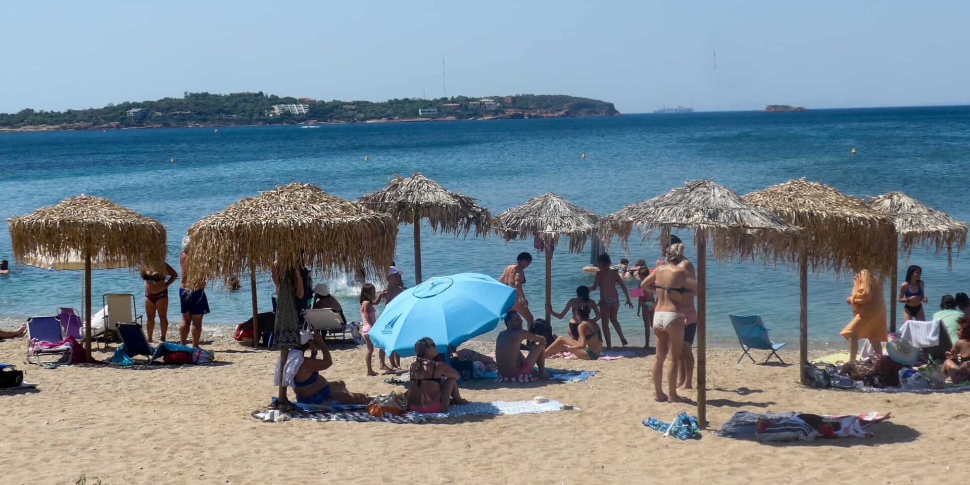 Κόσμος στην παραλία Γλυφάδας - καιρός - παραλίες