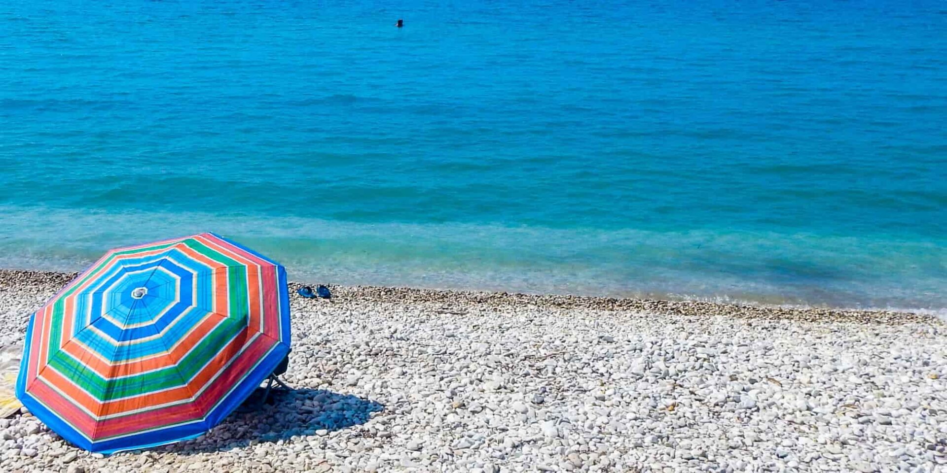 Ομπρέλα για τον ήλιο σε παραλία - καιρός